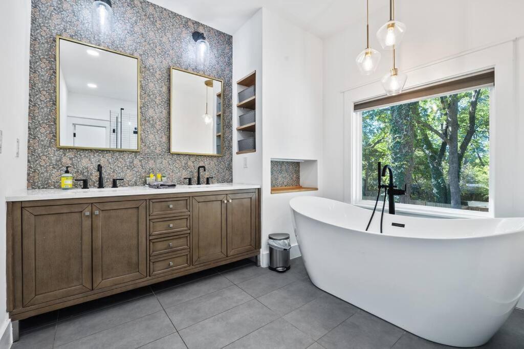 Designer Home: King Beds, Luxe Bath+Free Parking! Atlanta Exterior foto